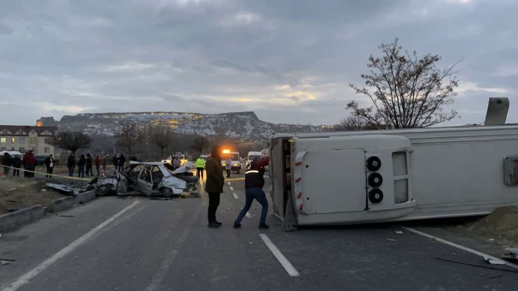 Otomobille çarpışan öğrenci servisi devrildi: 24 yaralı