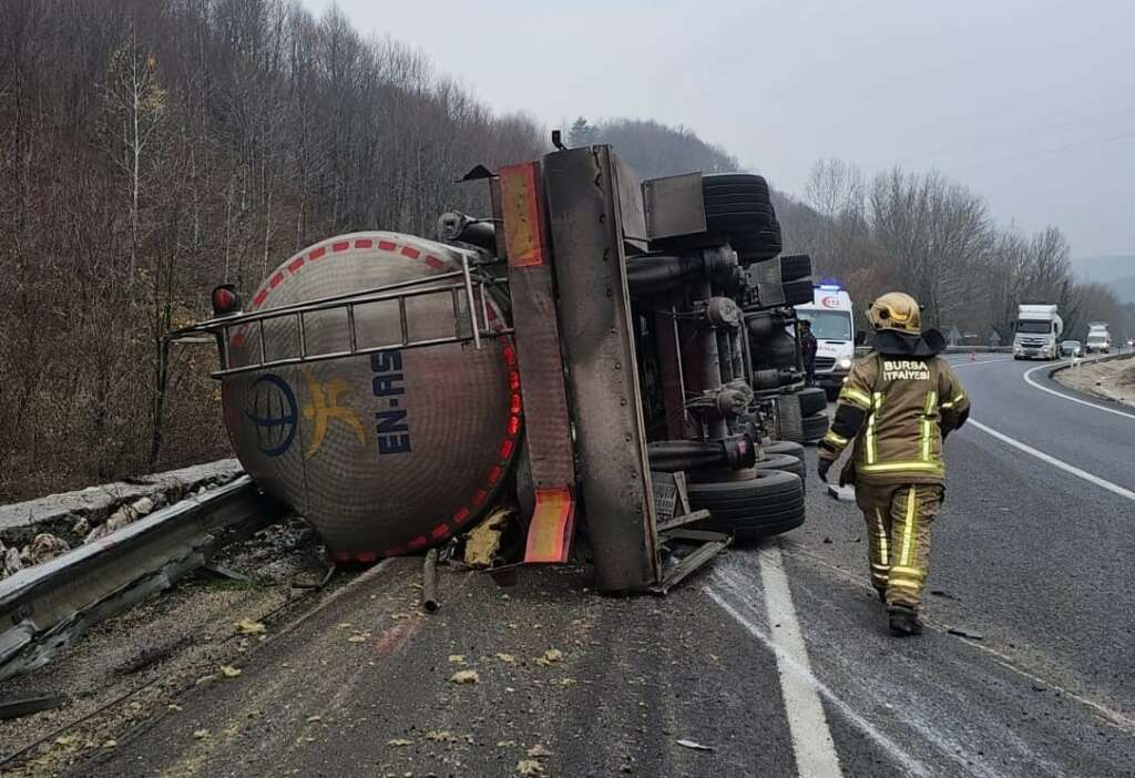 Bursa’da asit taşıyan tır devrildi : 1 ölü