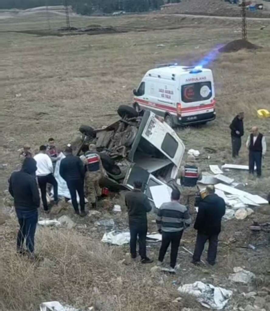 Kontrolden çıkan minibüs şarampole uçtu: 1 ölü, 3 yaralı