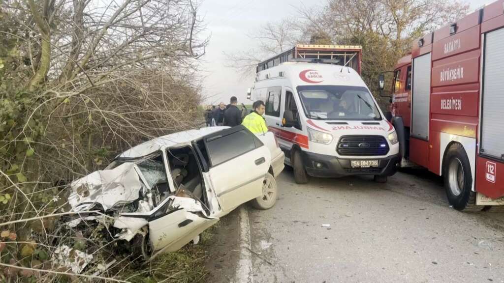 Otomobilin hurdaya döndüğü feci kazada anne ve oğlu hayatını kaybetti