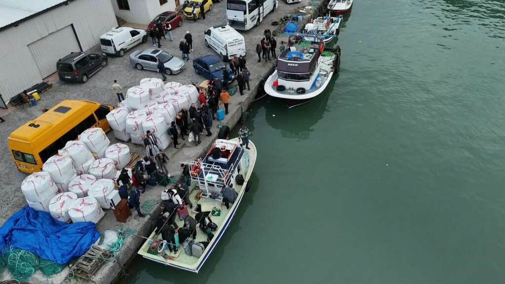 Heyelan bölgesindeki vatandaşlar Sahil Güvenlik ve balıkçı tekneleri ile taşındı