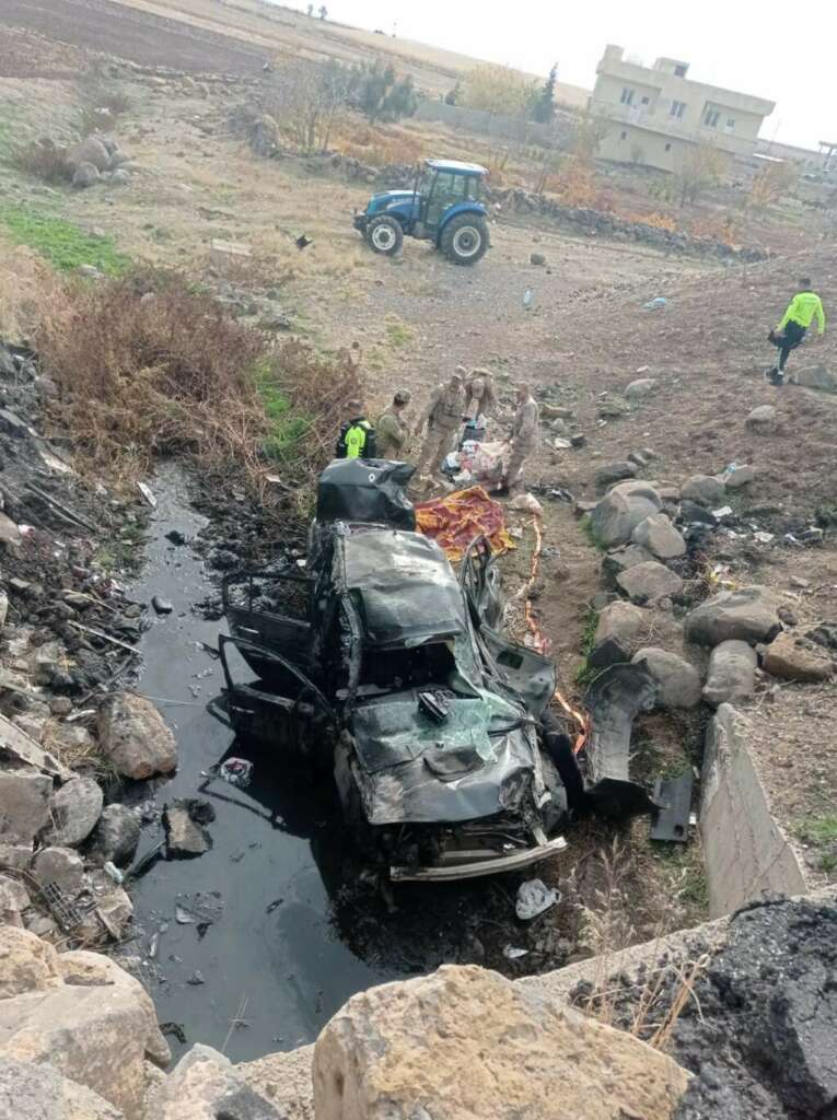 Kaza yapan araç su kanalına düştü: 2 ölü