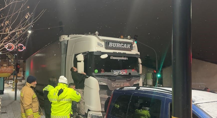 “Dur” ihtarına uymadı, tırı polislerin üzerine sürdü