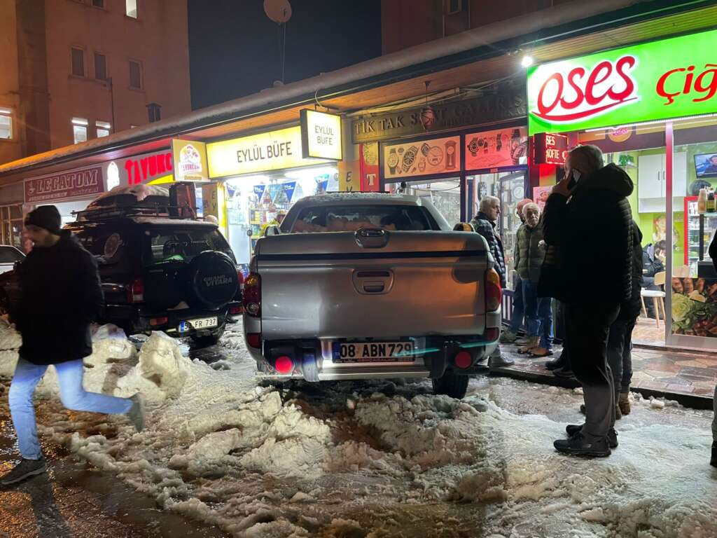 Kontrolden çıkan kamyonet iş yerine girdi: 2 yaralı