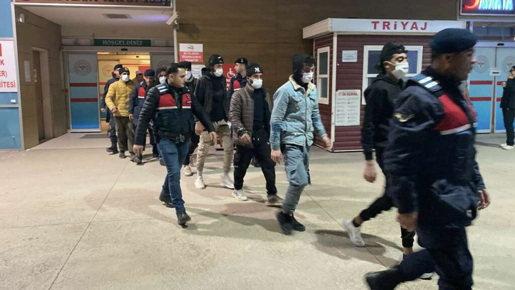 Ülkeye kaçak yollarla giren 13 göçmen, Bursa’da jandarma ekipleri tarafından yakalandı