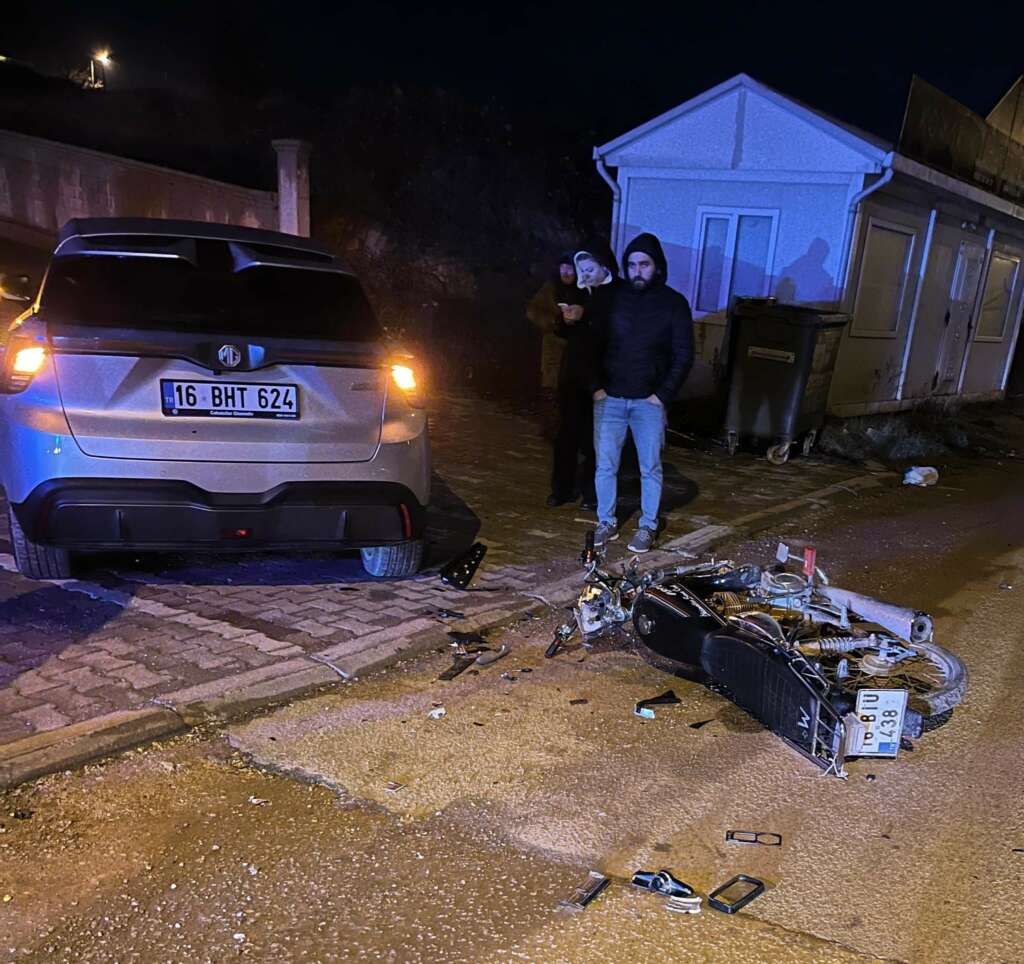 Bursa’da otomobilin çarptığı motosikletin sürücüsü ağır yaralandı