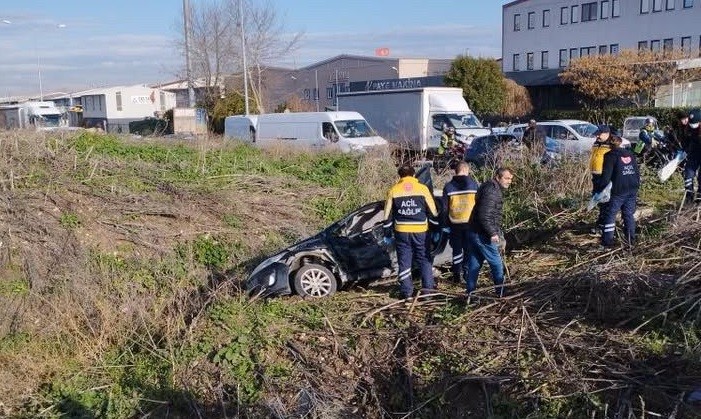 Bursa’da kırmızı ışıkta geçince dereye uçtu : 2 yaralı