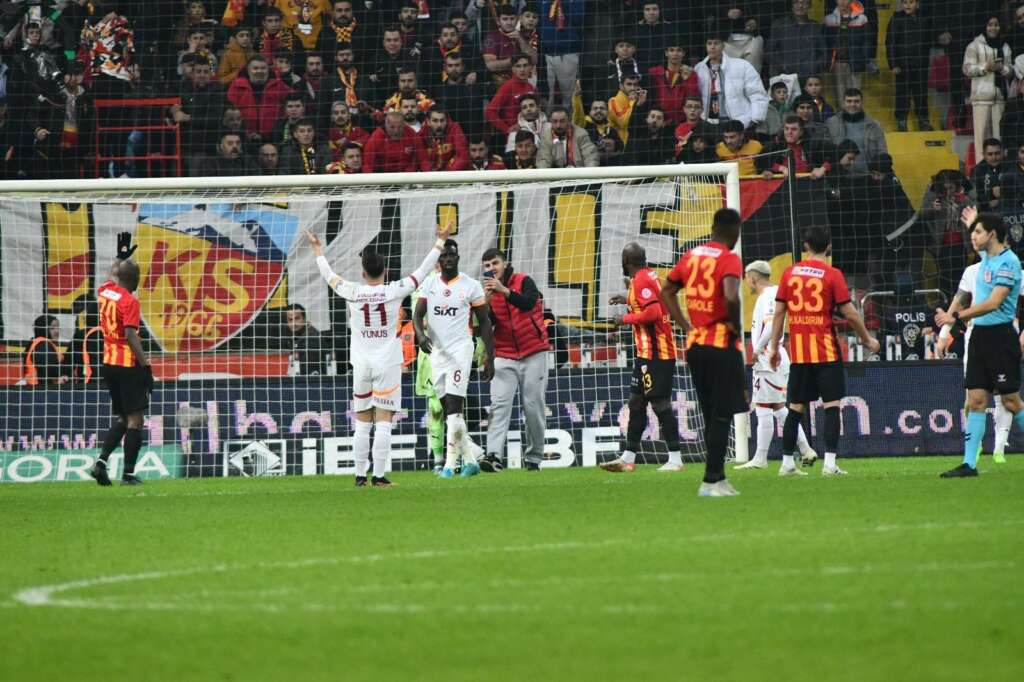 Kayserispor – Galatasaray maçında taraftar sahaya girdi