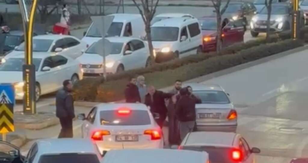 Akşam trafiğinde yumruklar havada uçuştu: Trafik kilitlendi