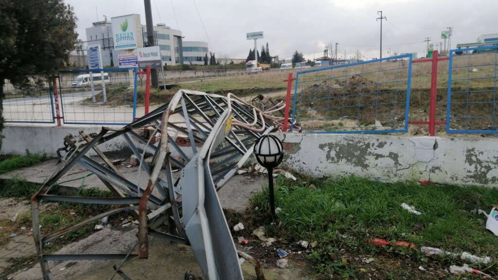 Elektrik direği devrildi, fabrikalara giden yol kapandı