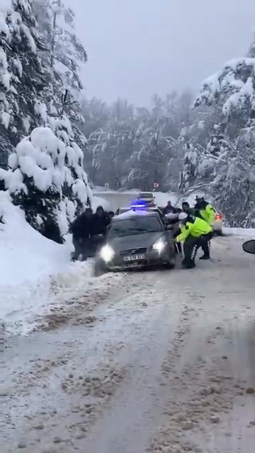 Bursa’da etkili olan kar yağışında vatandaşlar araçta mahsur kaldı