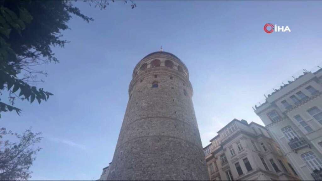 Galata Kulesi’nden düşen genç hayatını kaybetti