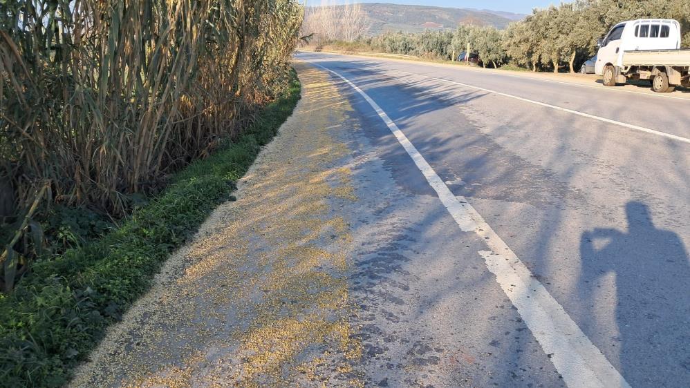 Bursa’da tonlarca fasulye yollara saçıldı