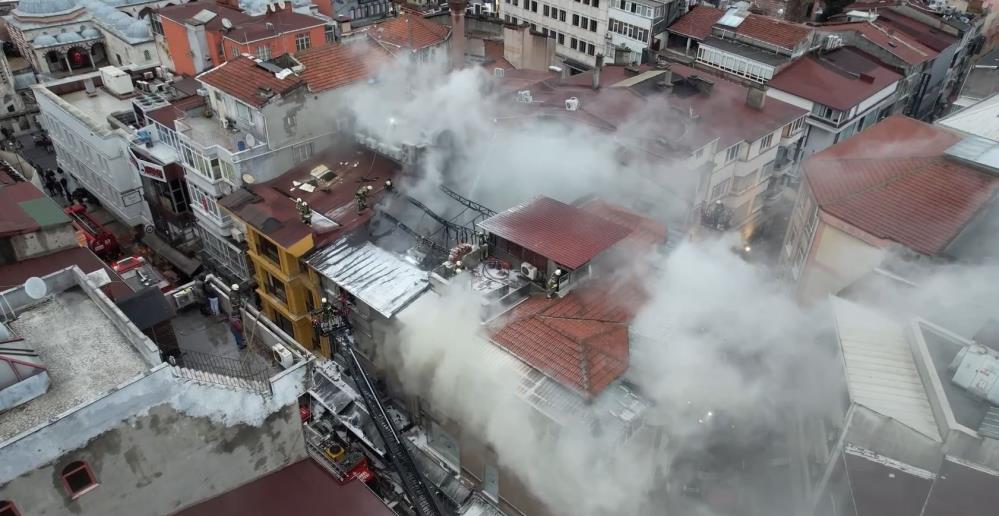 Ayakkabı imalathanesinde yangın! Alevler diğer binalara sıçradı