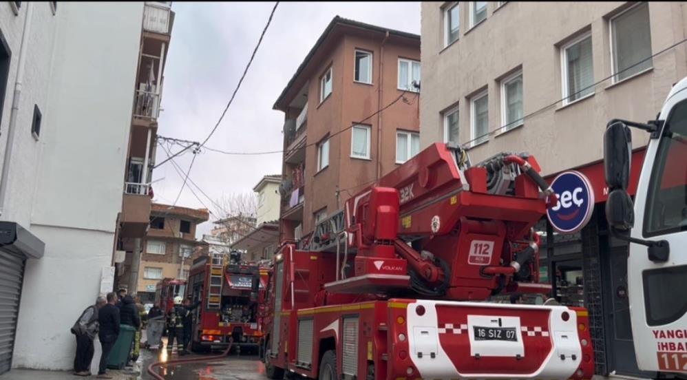 Bursa’da 3 katlı binada yangın