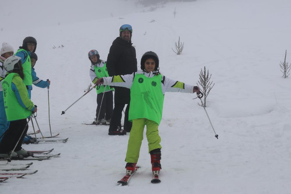 Uludağ’da öğrencilerin kayak heyecanı