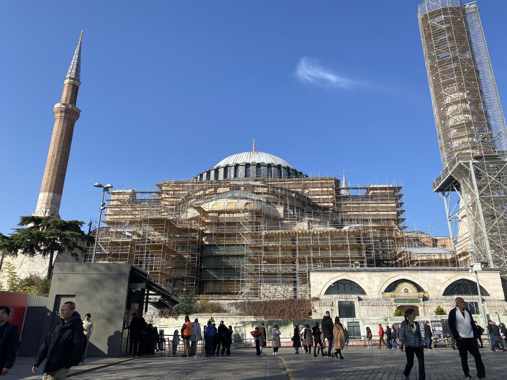 Ayasofya’da dev iskele kuruldu: Bin 500 yıllık cami niteliksiz sıvalardan arındırılacak