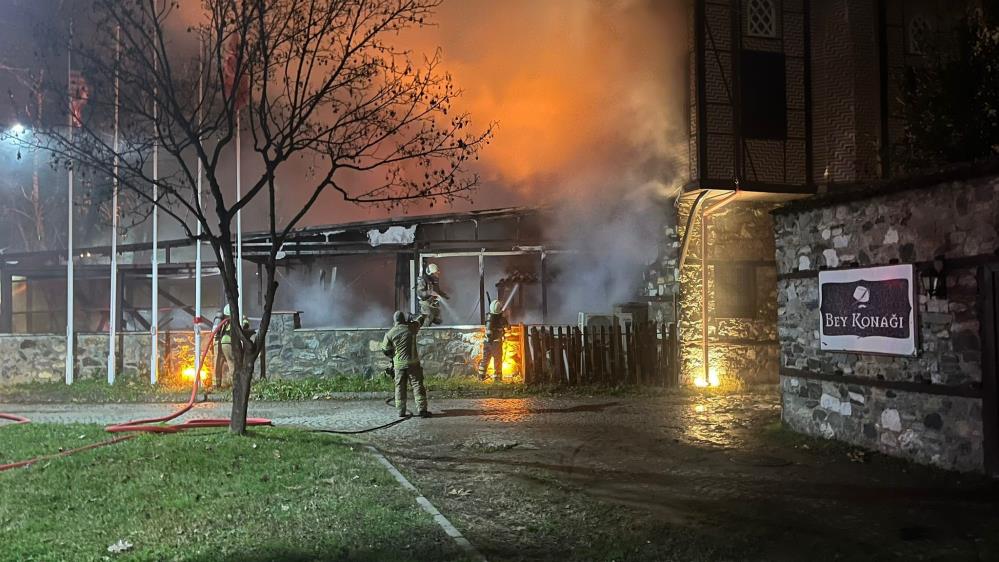 Bursa’da 2 katlı otelin çatısında yangın: Alevler geceyi aydınlattı