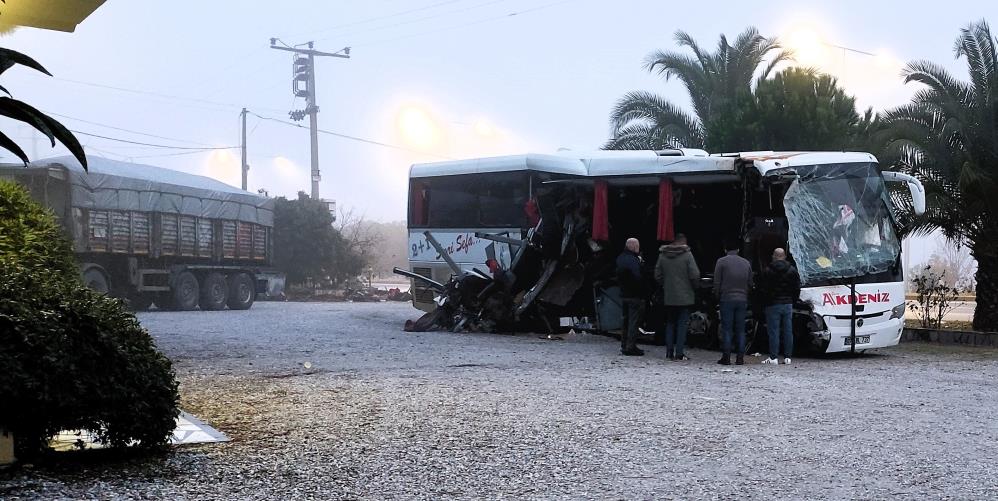 Yolcu otobüsü tıra çarptı: 1 ölü, 20 yaralı