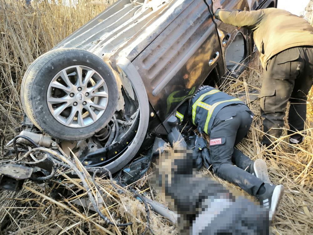 Diyarbakır’da hafif ticari araç devrildi: 1 ölü, 1 yaralı