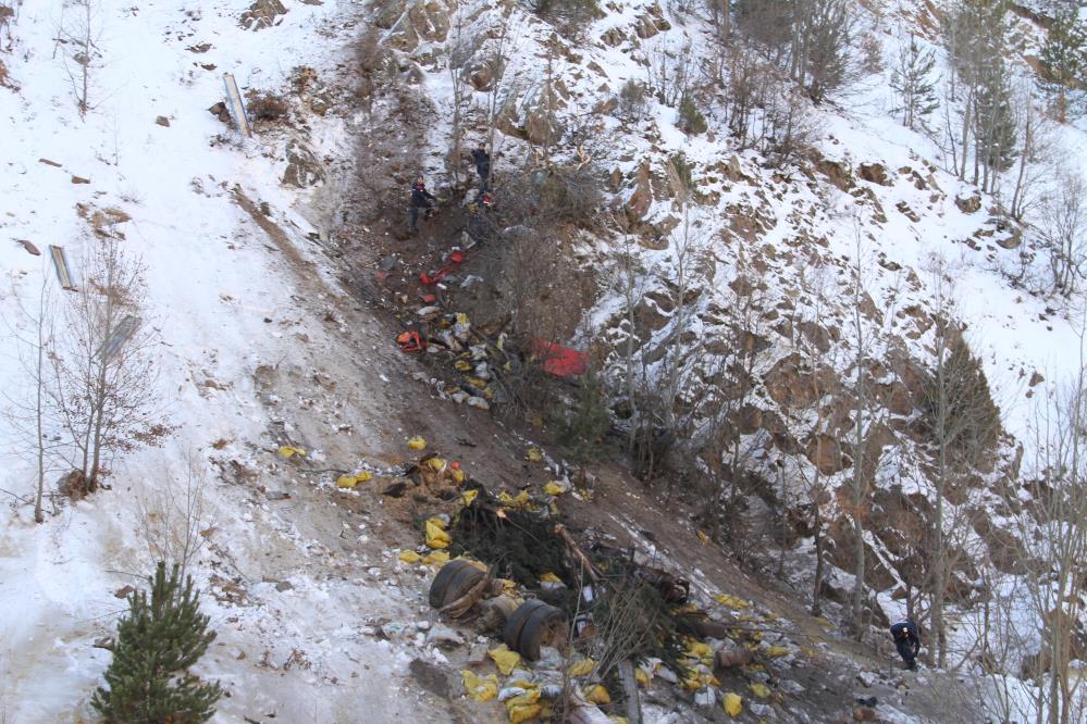 Virajı alamayan kamyon 100 metrelik uçurumdan uçtu, sürücü hayatını kaybetti