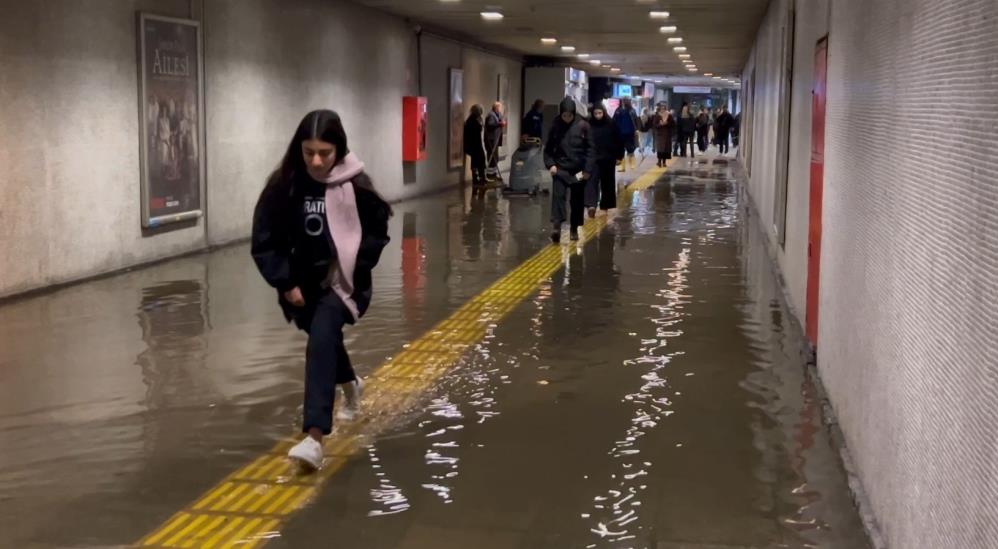 Fatih’te Metro’nun yaya alt geçidini su bastı