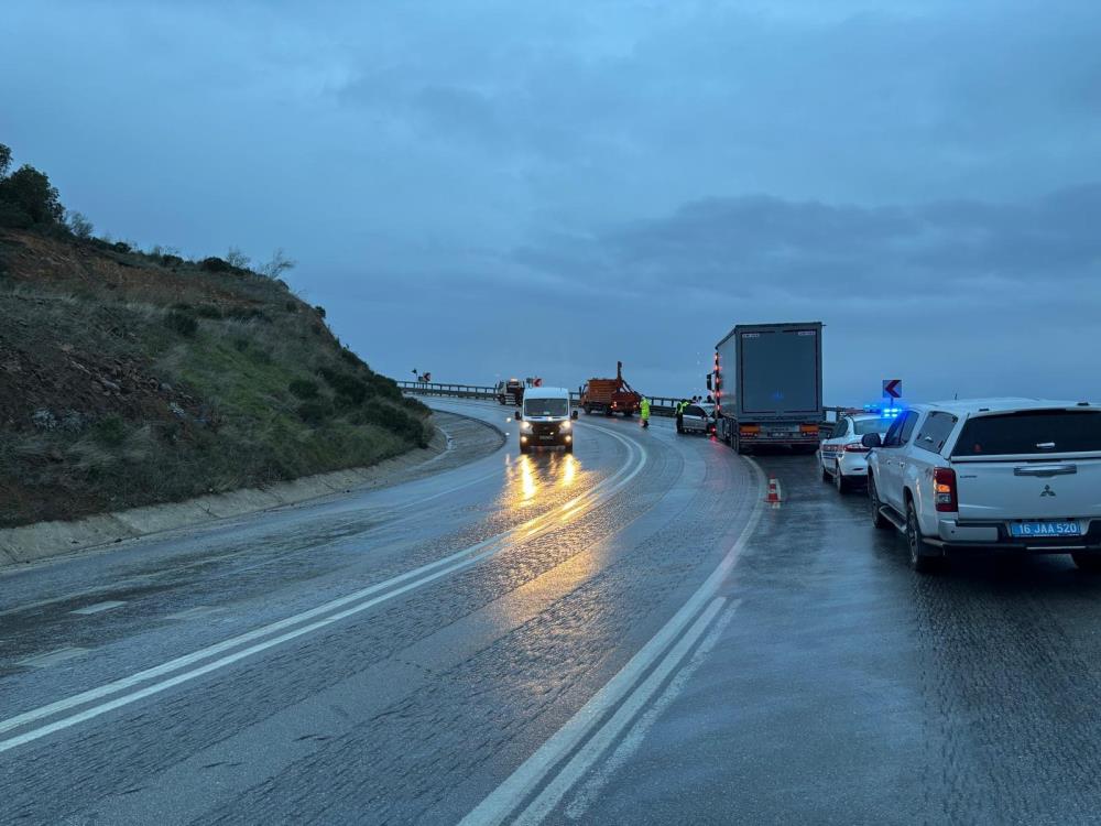 Bursa’da tır ile otomobil kafa kafaya çarpıştı: 1 ölü, 2 yaralı