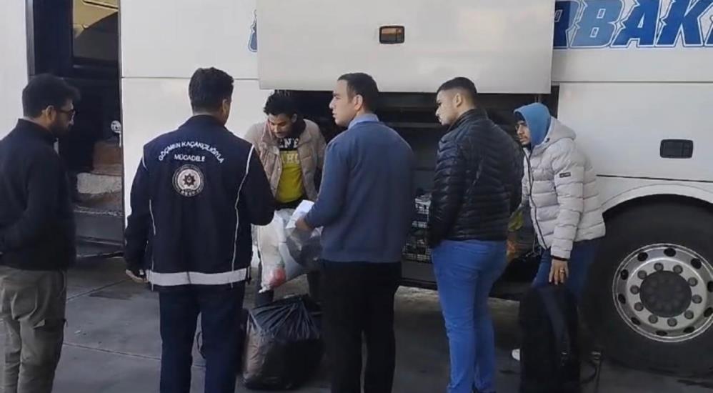 Osmaniye’de yolcu otobüsü ve otomobilde 7 kaçak göçmen yakalandı