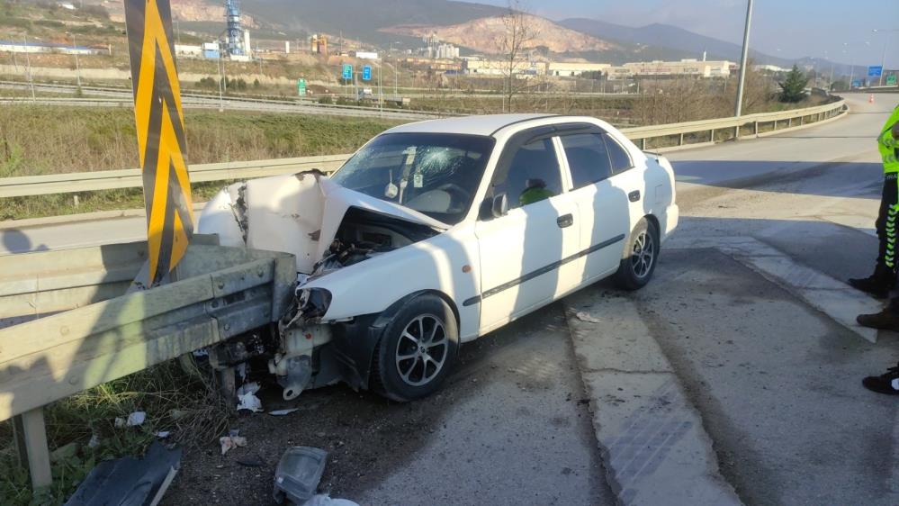 Bursa’da otomobil bariyerlere saplandı