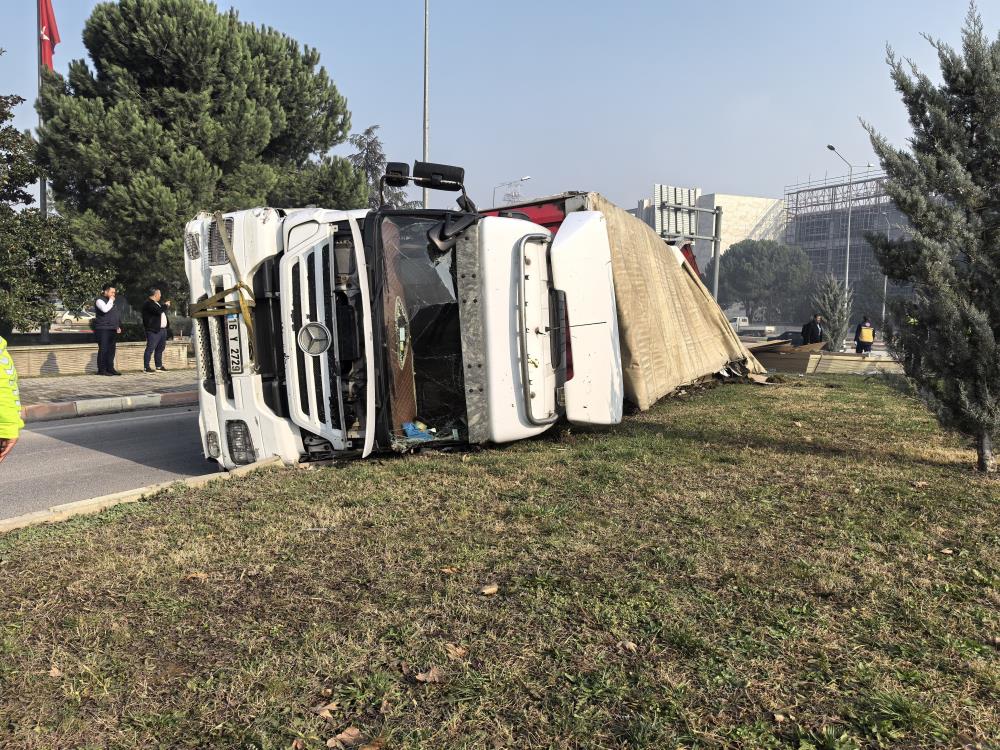 Bursa’da TIR devrildi, o yol trafiğe kapandı!