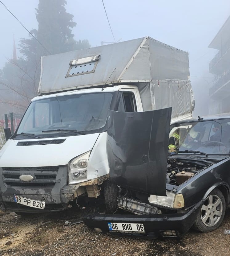 Bursa’da kamyonet ile otomobil çarpıştı: 2 yaralı