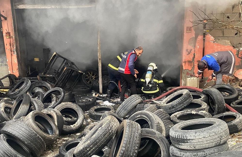 Kırıkhan’da lastikçi dükkanı alevlere teslim oldu