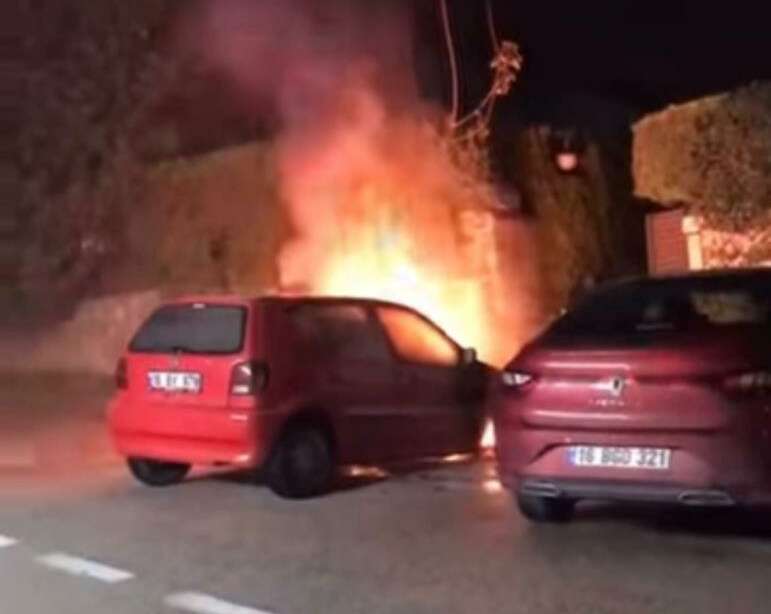 Bursa’da park halindeki araç kül oldu