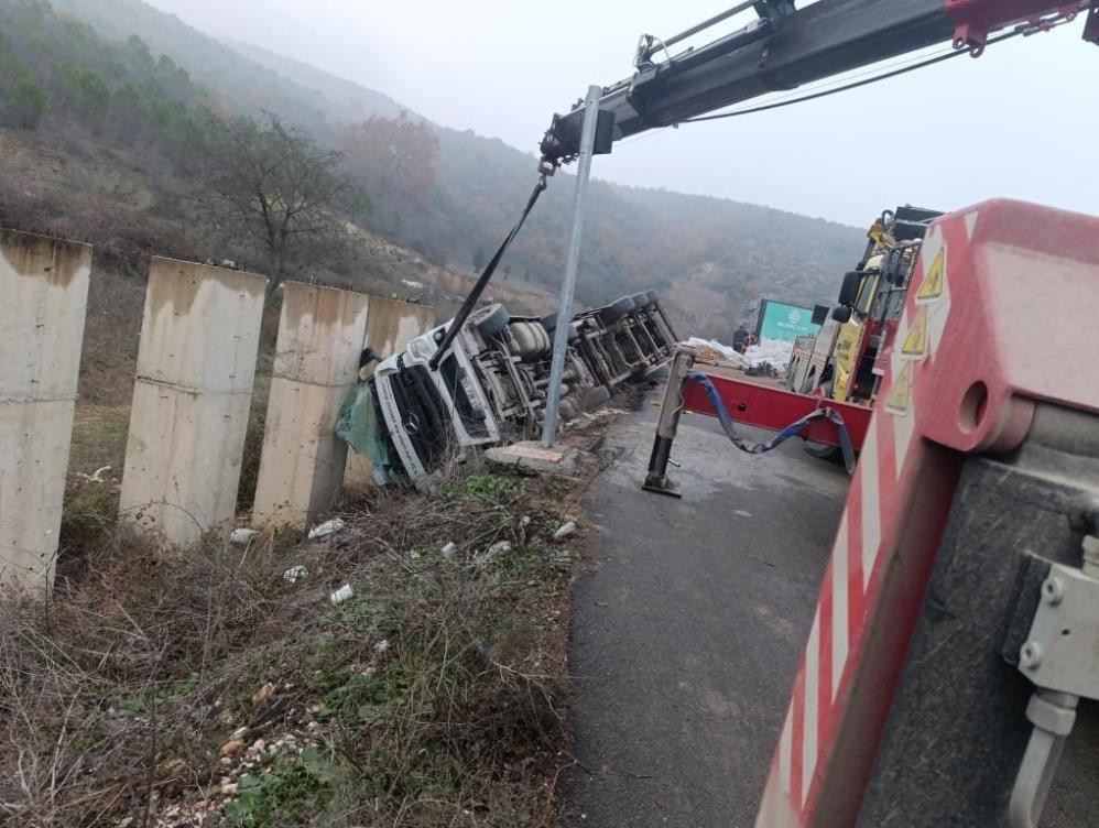 Bursa’da TIR şarampole yuvarlandı