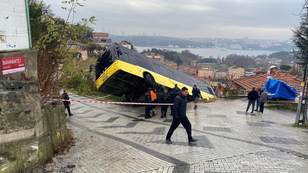 İETT otobüsü evin bahçesine düştü