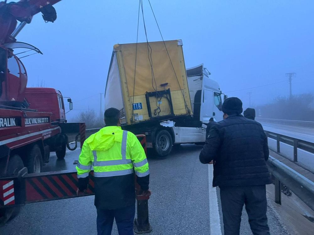 Yoğun sis kazaları beraberinde getirdi, D100’de trafik felç oldu