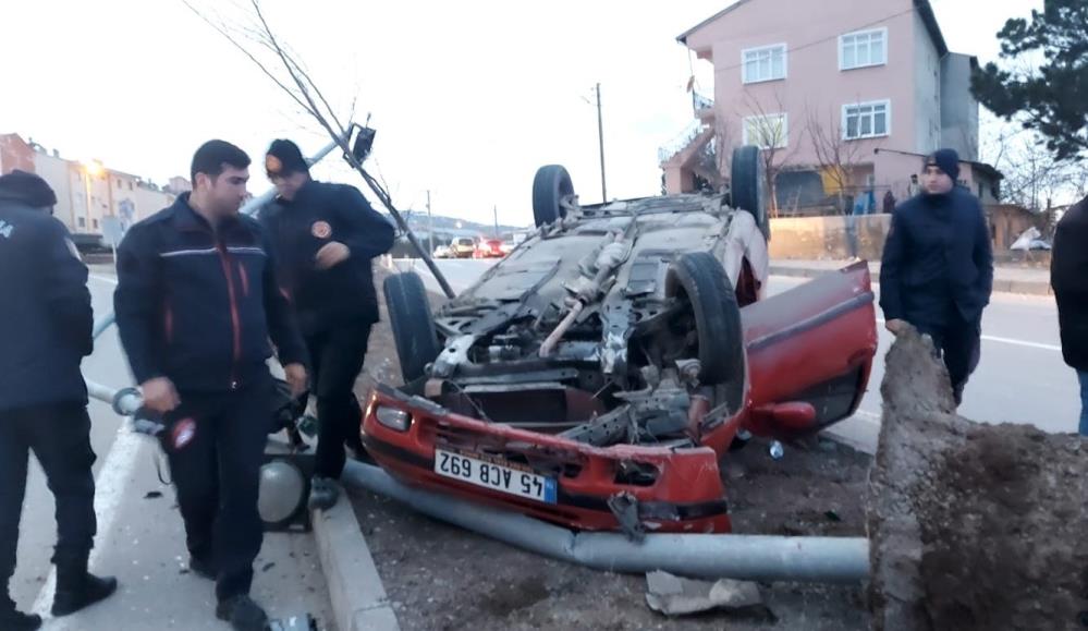 Refüje çıkıp ters dönen otomobilin sürücüsü yaralandı