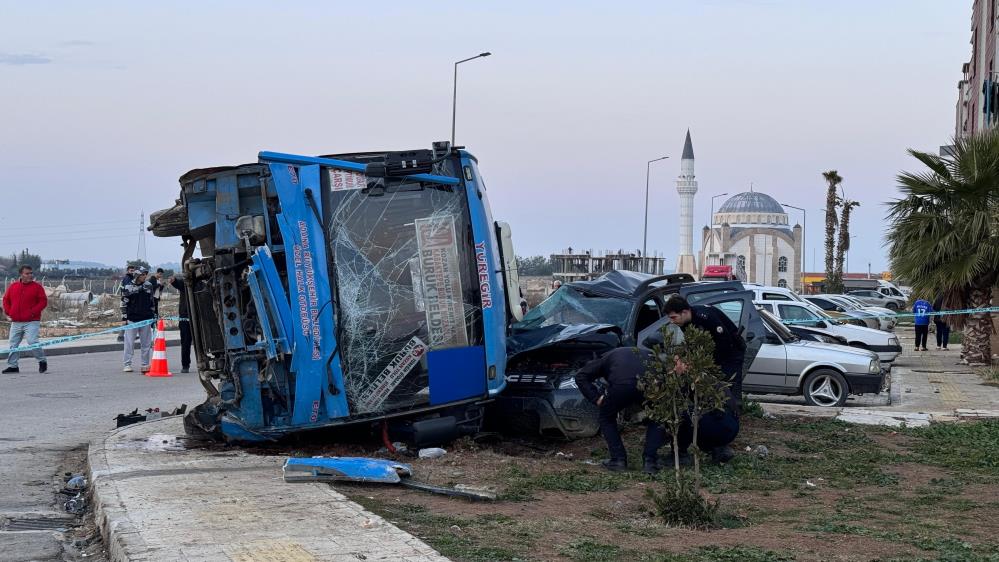 Yolcu midibüsü kaza yaptı