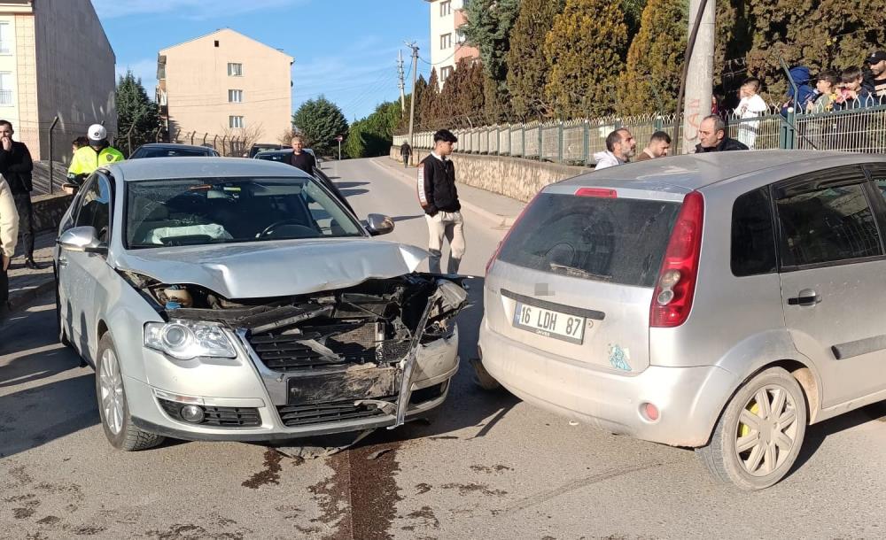 Bursa’da otomobiller kafa kafaya çarpıştı!