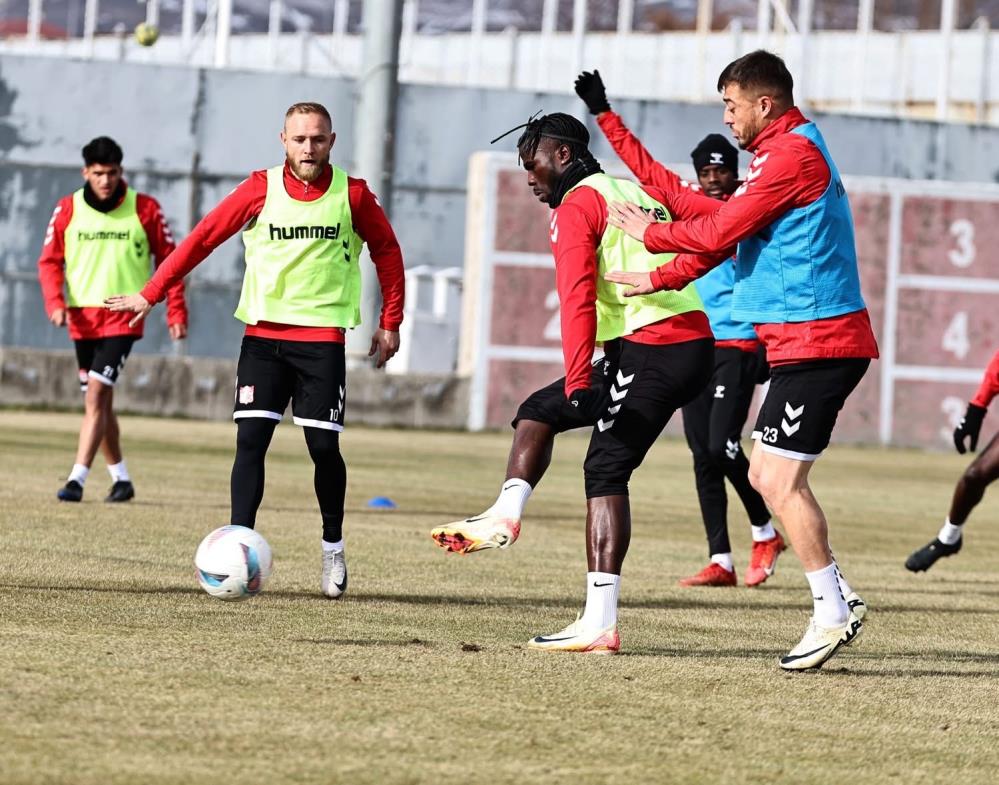 Sivasspor teknik direktörsüz çalıştı