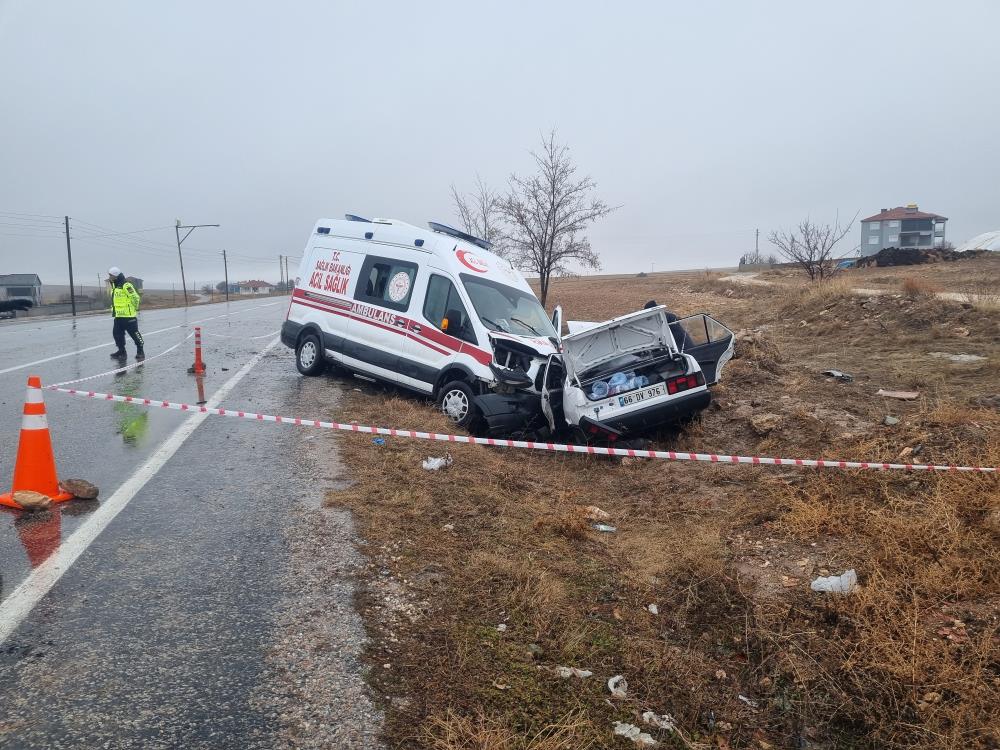 Ambulansla otomobil çarpıştı: 1 kişi hayatını kaybetti