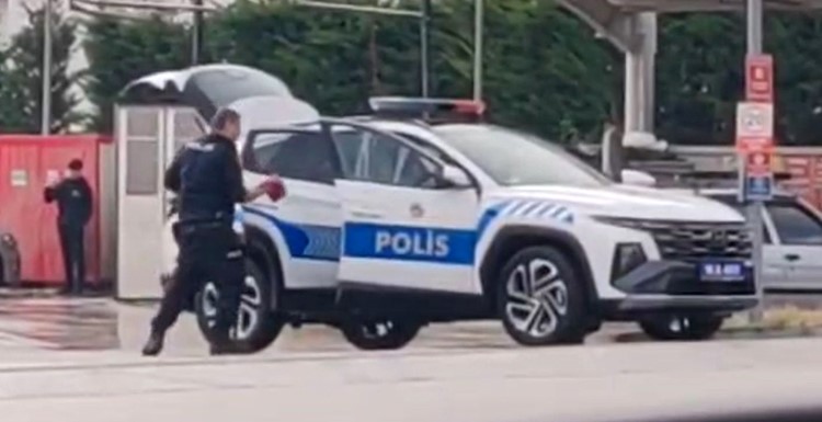 Polis memuru polis aracını böyle yıkadı