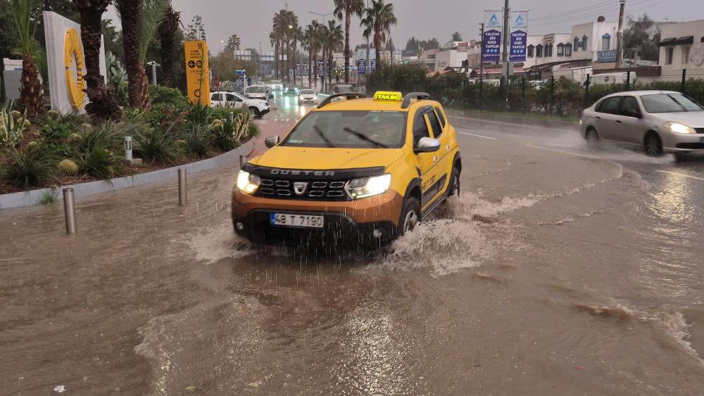 Bodrum’da sağanak yağış etkili oldu