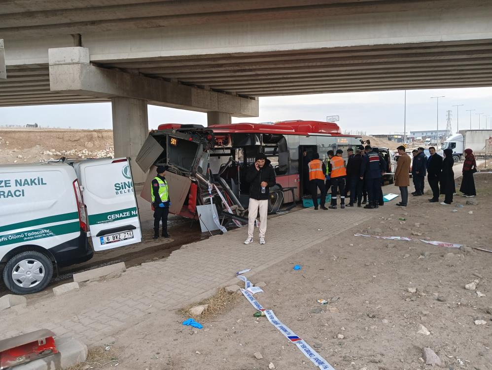 Belediye otobüsü tırla çarpıştı: 1 ölü, 1 yaralı