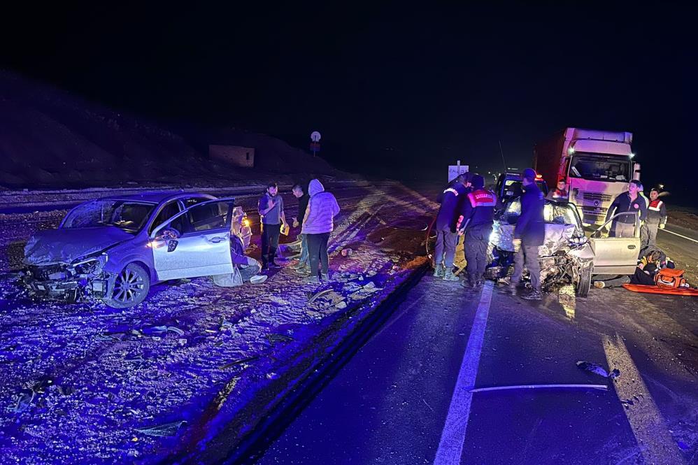 Kafa kafaya çarpışan iki otomobil hurdaya döndü: 1 ölü, 6 yaralı