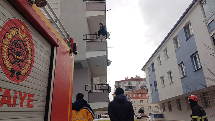 Evinin balkonunda intihara kalkışan kadını polis ekipleri ikna etti