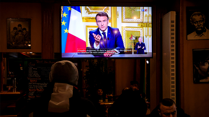 Macron: “Aşırı sağ ve aşırı sol, dün bir araya gelerek cumhuriyet karşıtı bir cephe kurdu”