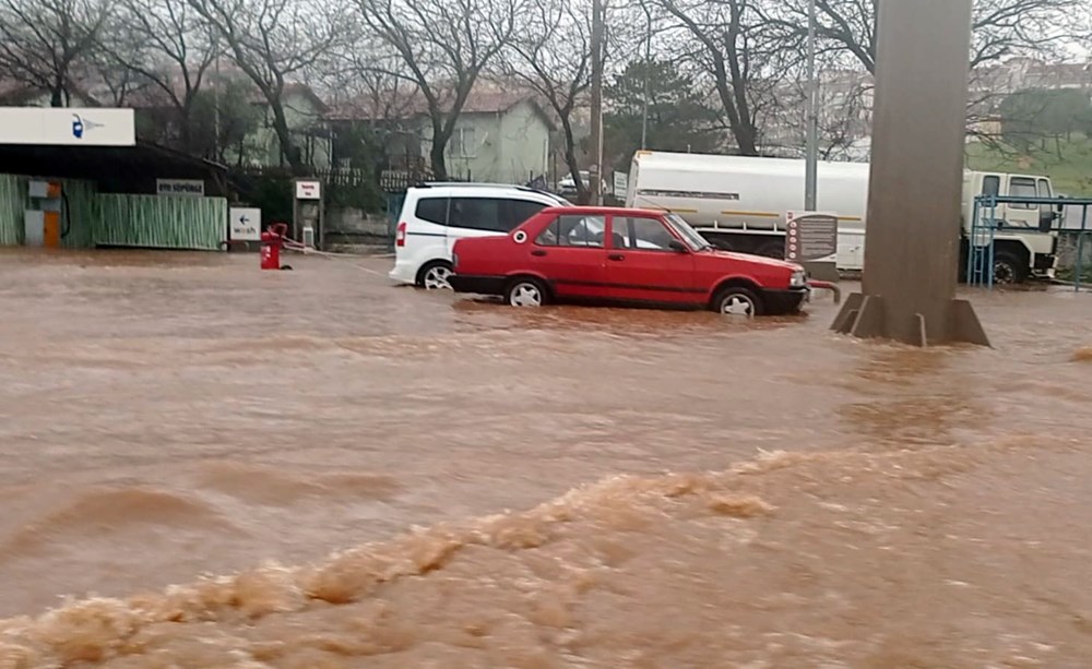 Metrekareye 106 kilo yağış düştü! Cadde ve yollar göle döndü