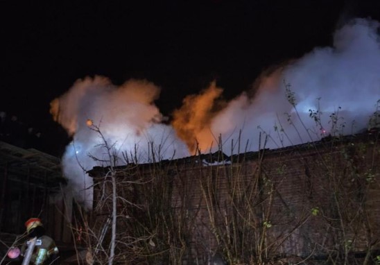 Bursa’da 2 katlı bina alevlere teslim oldu