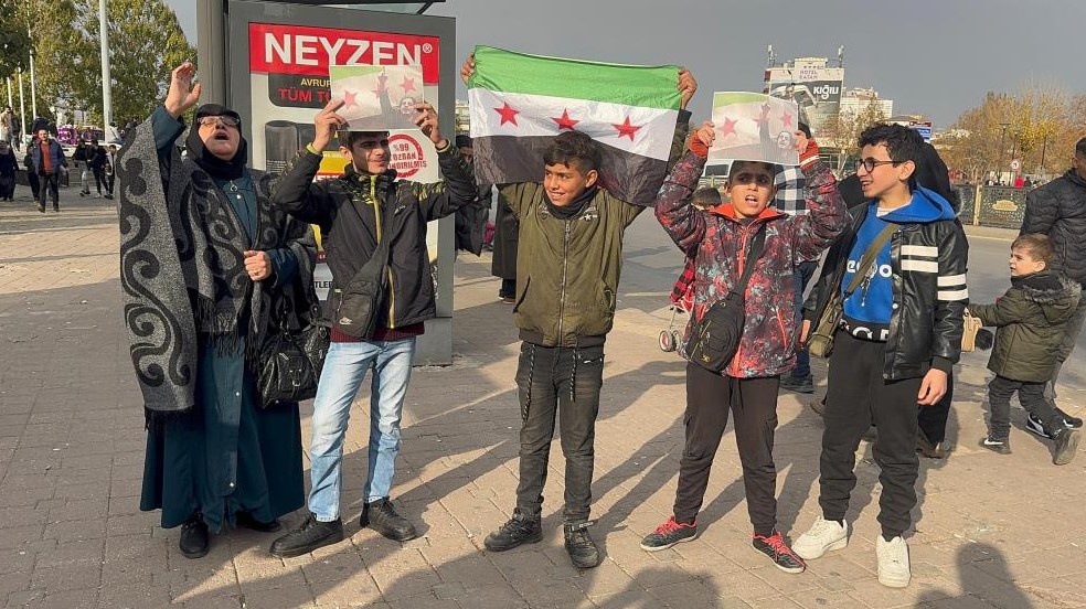 Esad yönetimi devrildi, Türkiye’deki Suriyelilerin dönüş heyecanı başladı